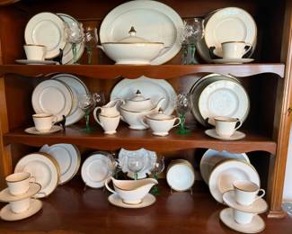 ROYAL DOULTON DELACOURT