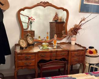 VANITY WITH STOOL