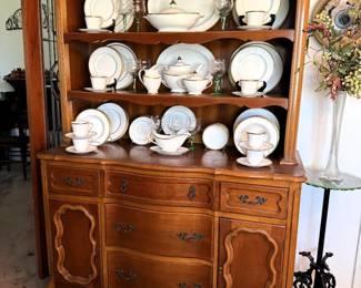 HENREDON CHINA CABINET