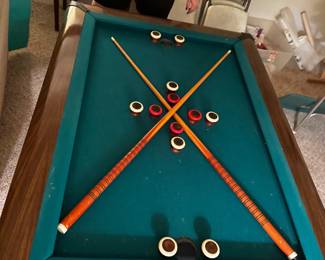 Bumper pool table