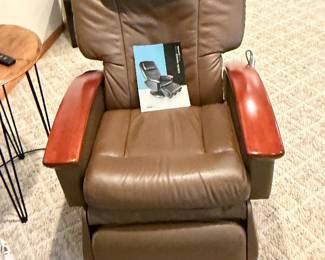Human touch massage chair 