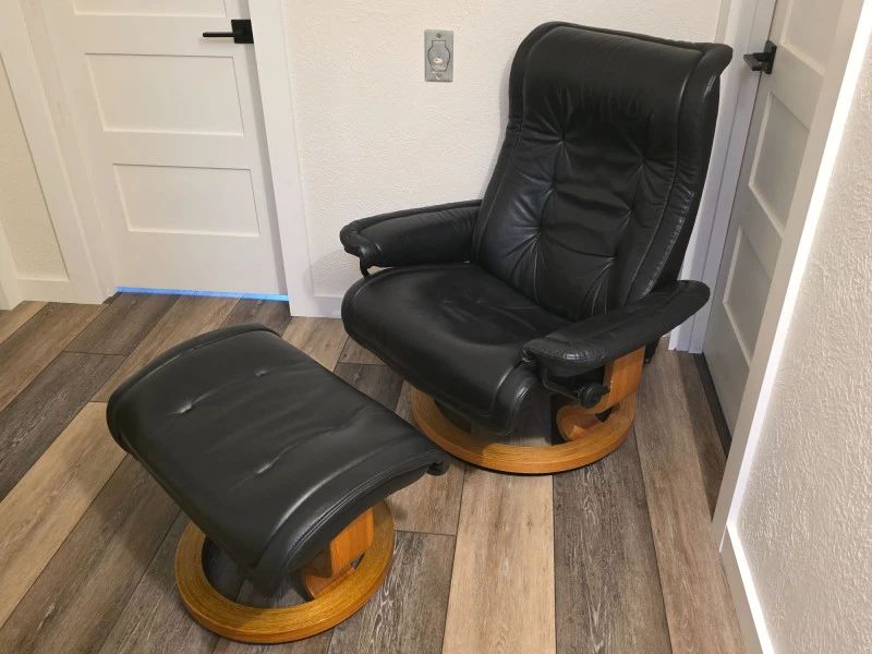1 VintageEkornesBlackLeatherStresslessRoyalReclinerOttoman