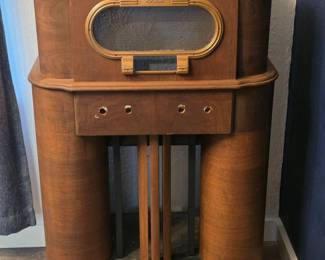 69 Vintage1940RCAVictorModel19KConsoleRadioCabinetEmptyShell