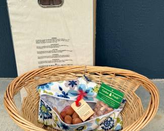 147 WickerBasketwithClothespinHolderFoldingLaundryHamper