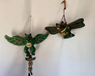 157 ResinWelcomeFrogs3LargeWoodenFlyingFrogs