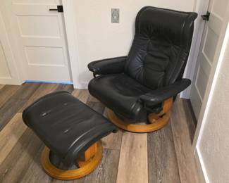 1 VintageEkornesBlackLeatherStresslessRoyalReclinerOttoman