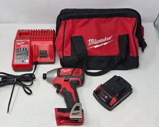200 MilwaukeeM18CordlessImpactDriverKitwithBatteryChargerBag