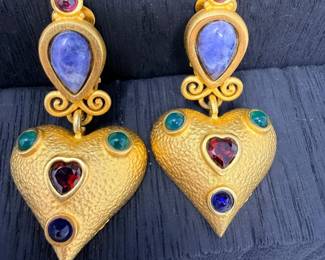 131 VintageSignedLESLIEBLOCKMultiStoneByzantineHeartDangleClipOn