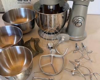 161 SilverCuisinartStandMixerwithBowlsandAttachments