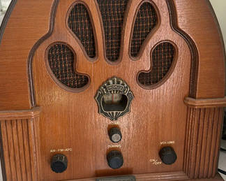 Lot 5: Thomas America Series Radio Model BD 109A
