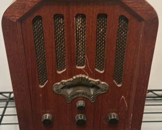 Lot 1: Thomas Collector's Edition Radio and Wooden Side Table