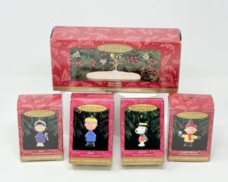 21 HallmarkKeepsakePeanutsChristmasOrnamentSetwithDisplay