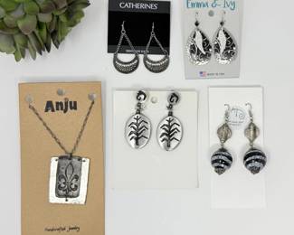 10 MixedSilverToneJewelrySetwithEarringsandNecklace