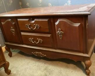 Lane Cedar Chest with Interior Tray