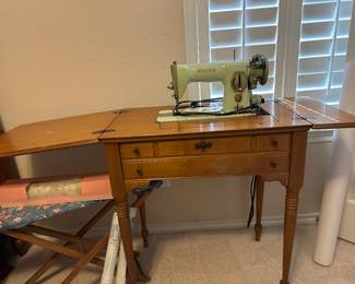 Vintage 1950's In Cabinet  Singer Sewing Machine Model 15-125 