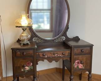 Vintage Vanity with Oval Mirror