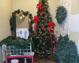 Holiday Trees, Wreaths, Garland Decor
