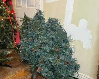 Holiday Trees, Wreaths, Garland Decor