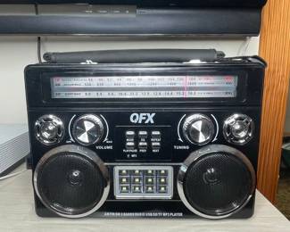 Retro-Style Portable Bluetooth Radio