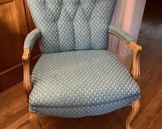 Upholstered accent chair