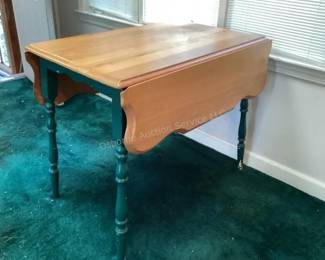 Drop leaf table