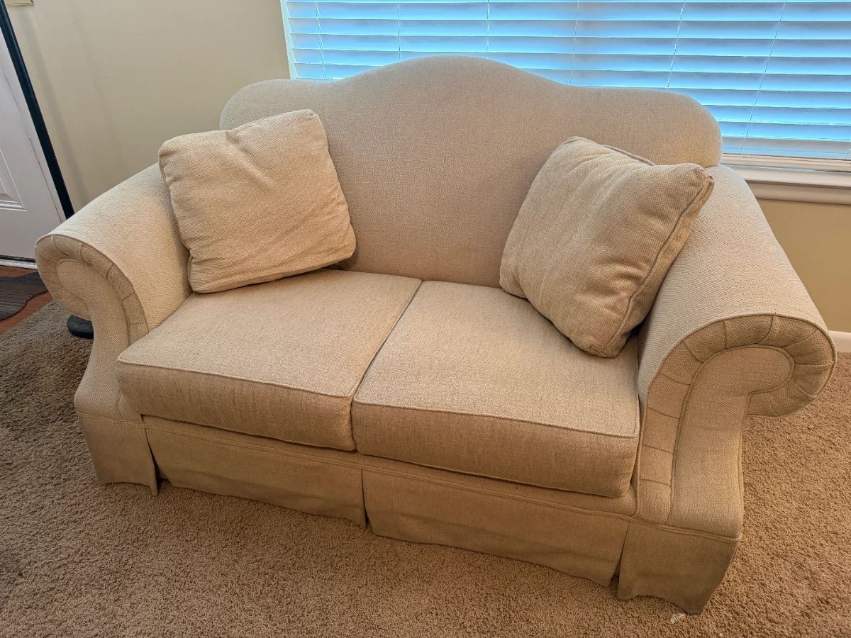VINTAGE BROYHILL LOVESEAT