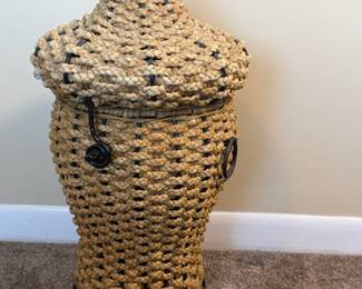 BRAIDED WICKER & METAL BASKET W HINGED TOP