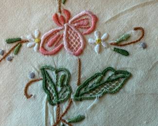 VINTAGE LINENS TABLE TOP & BEDDING
