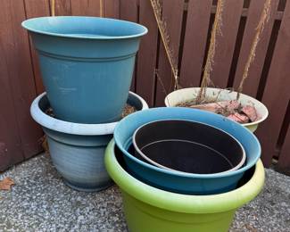 6 LARGE OUTDOOR PLANTER POTS