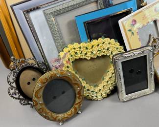 ASSORTED PHOTO FRAMES