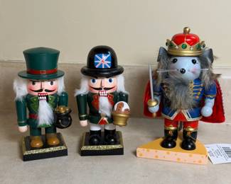 CUTE CHRISTMAS NUTCRACKERS 