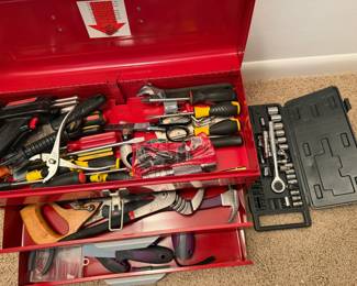 VERMONT AMERICAN 20" TOOL BOX W TOOLS