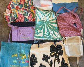 ASSORTED TOTE BAGS & HANDBAGS