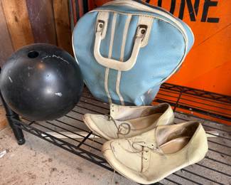VINTAGE HIGH SKORE 300 BOWLING BALL W BAG & SHOES