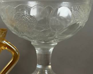 GLASSWARE & COLLECTIBLES