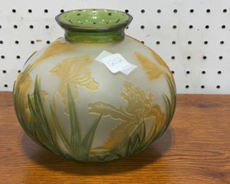 1992 Kelsey Murphy Pilgrim Glass Floral Cameo Vase