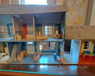 Vintage 1960s Marx tin dollhouse with furnishings