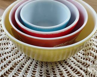 Vintage pyrex mixing bowl set