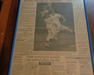 A now unframed front page for the royals first chanmpionship in 1985, autographed by 17 players including Brett and Qusinberry.