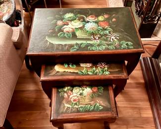 Set of 3 stackable tables