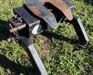 Lot #20 - B&W Little Rock Fifth-Wheel Trailer Hitch