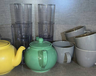 Lot 291: Tea Pots, Mugs, and Drinking Glasses Set