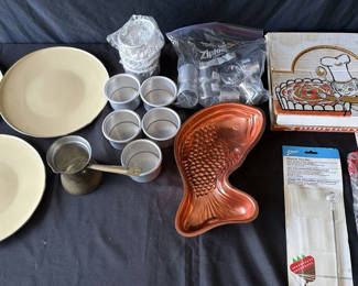 Lot 204: Assorted Baking and Kitchenware Items