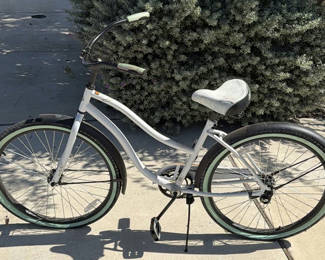 Lot 214: Huffy Cranbrook Cruiser Bicycle