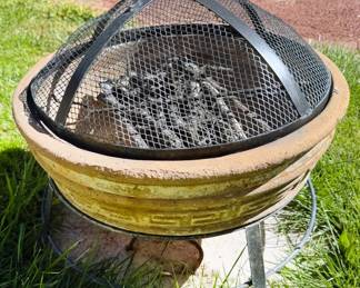 Fire pit with screen