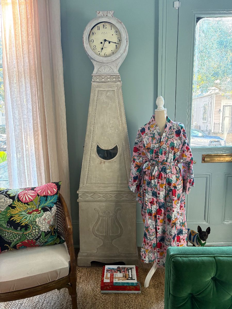 Reproduction Mora Clock, Design Books, Robe