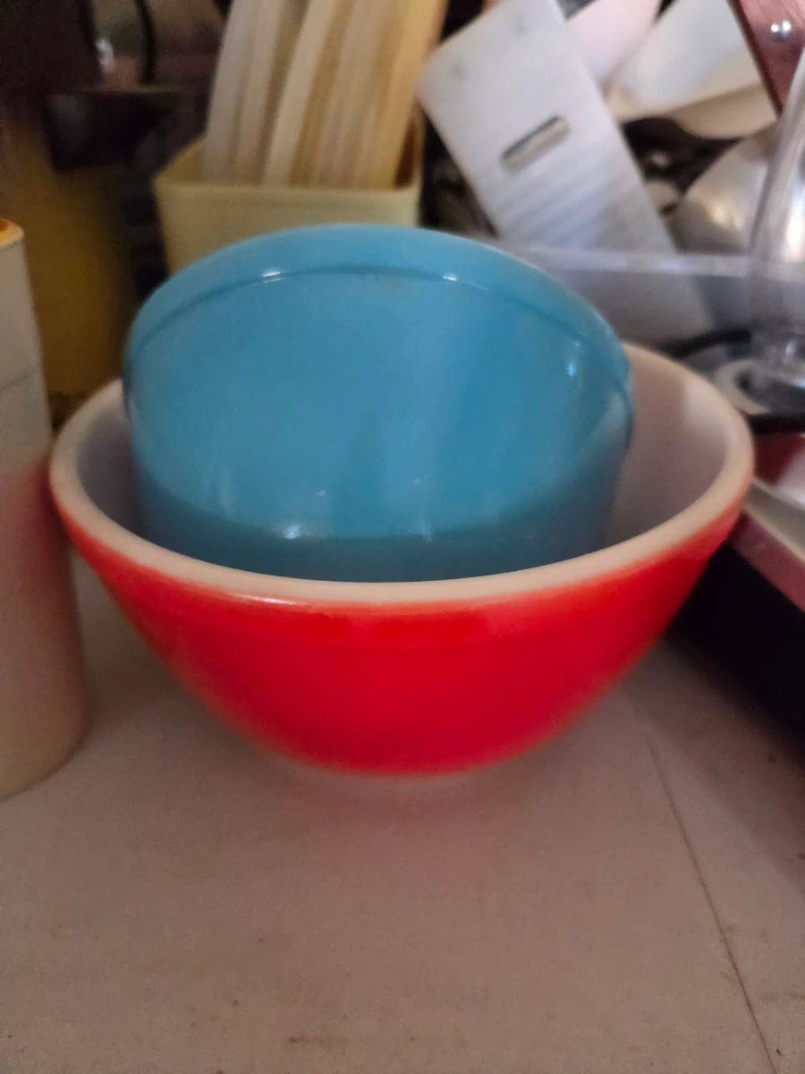 Vintage pyrex primary set