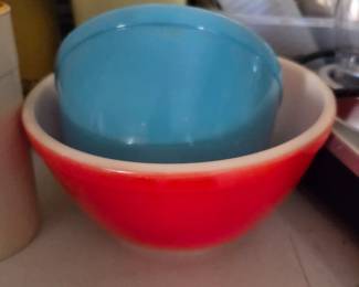 Vintage pyrex primary set