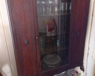 Antique queen Anne curio cabinet circa 1900-1930