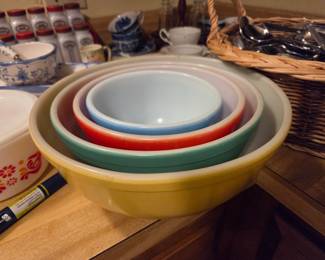 Vintage primary pyrex set